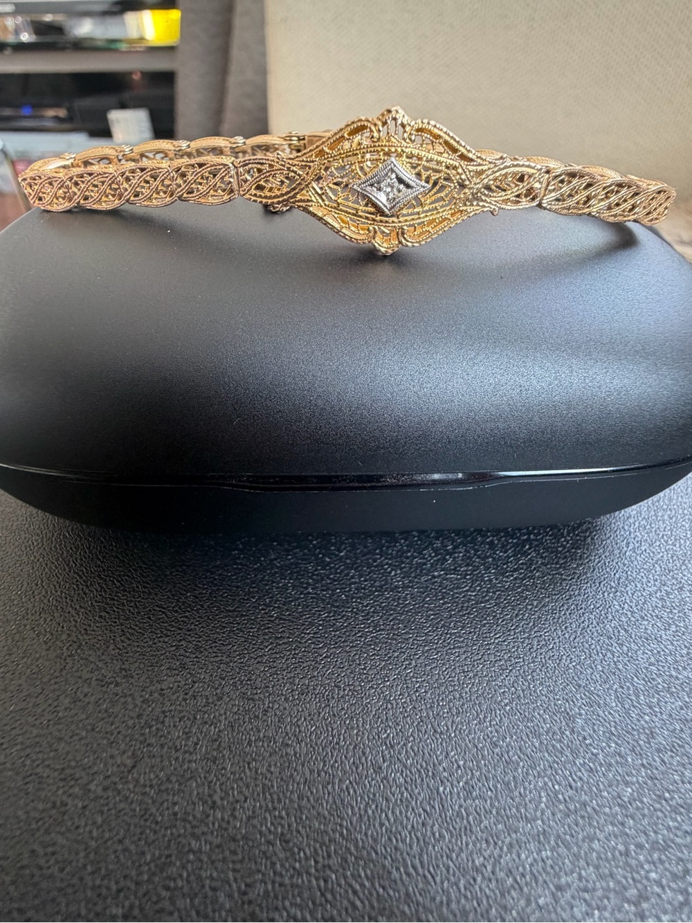 1920’s Vintage Elegant gold filigree bracelet w/ a clear, diamond center accent. - Picture 7 of 12